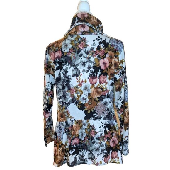 š¤©āAva James floralĀ print top size medium š¤©ā2ā forā$20 - Picture 3 of 5